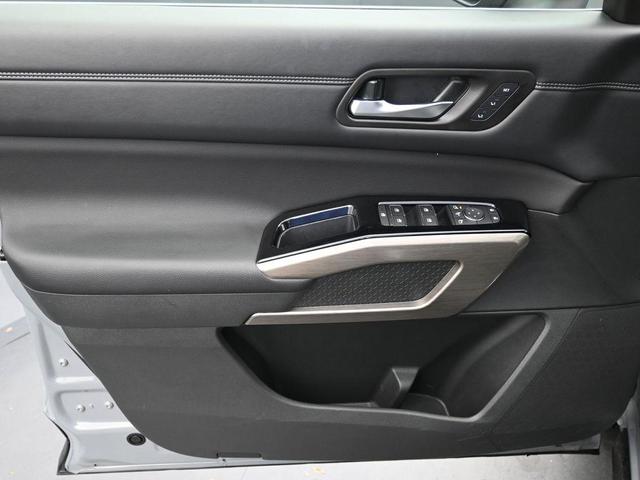Photo of 2023 2 Tone Gray / Black Roof Nissan Pathfinder