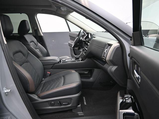 Photo of 2023 2 Tone Gray / Black Roof Nissan Pathfinder