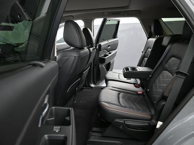 Photo of 2023 2 Tone Gray / Black Roof Nissan Pathfinder