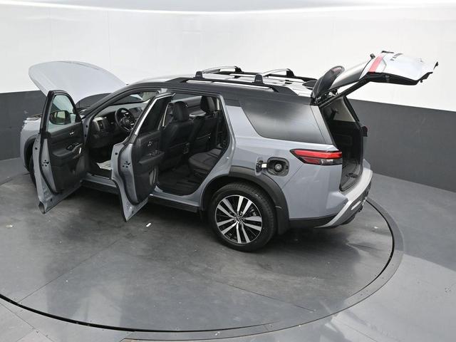 Photo of 2023 2 Tone Gray / Black Roof Nissan Pathfinder