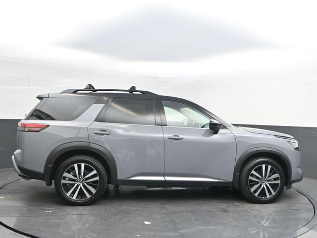Photo of 2023 2 Tone Gray / Black Roof Nissan Pathfinder