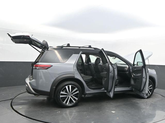 Photo of 2023 2 Tone Gray / Black Roof Nissan Pathfinder