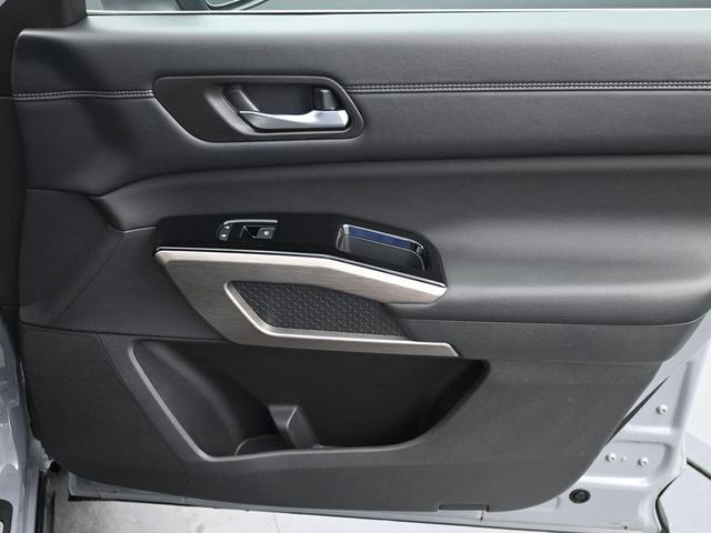 Photo of 2023 2 Tone Gray / Black Roof Nissan Pathfinder