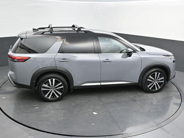 Photo of 2023 2 Tone Gray / Black Roof Nissan Pathfinder