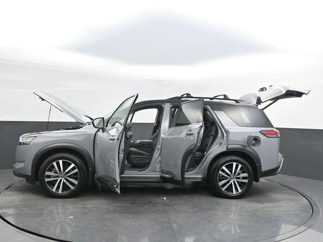 Photo of 2023 2 Tone Gray / Black Roof Nissan Pathfinder