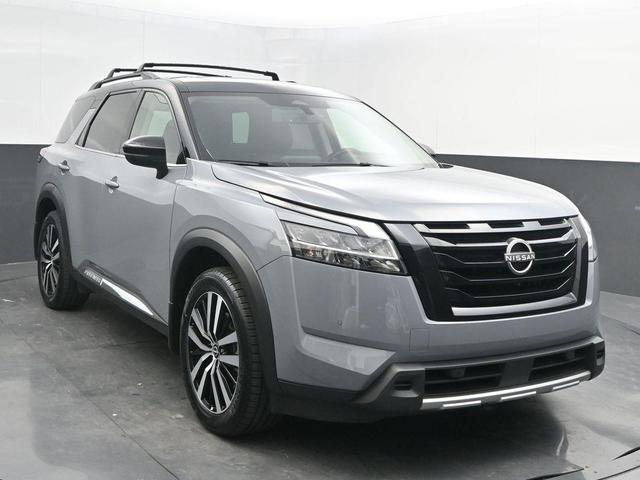 Photo of 2023 2 Tone Gray / Black Roof Nissan Pathfinder