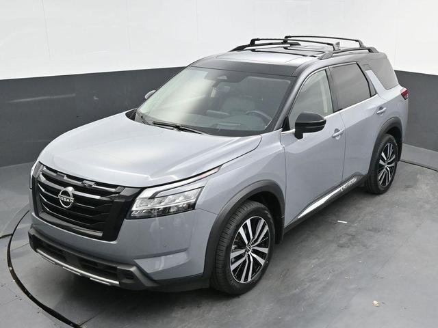 Photo of 2023 2 Tone Gray / Black Roof Nissan Pathfinder