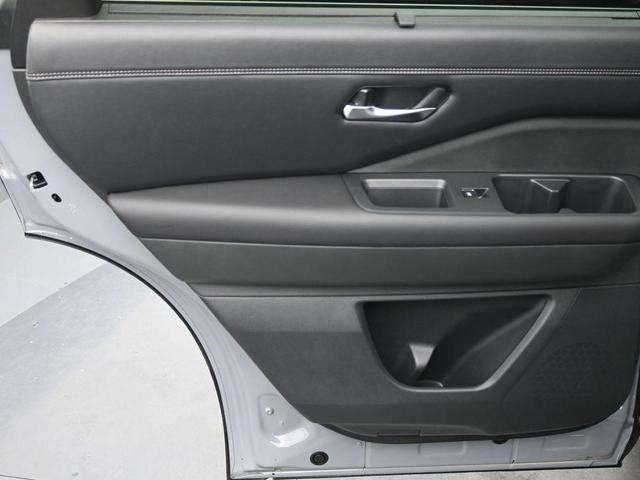 Photo of 2023 2 Tone Gray / Black Roof Nissan Pathfinder