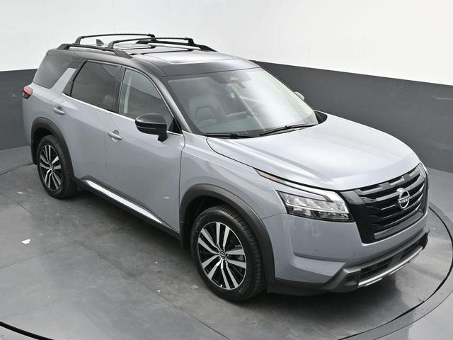 Photo of 2023 2 Tone Gray / Black Roof Nissan Pathfinder