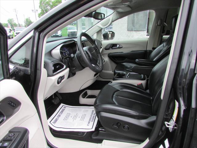 Photo of 2023 Black Chrysler Pacifica