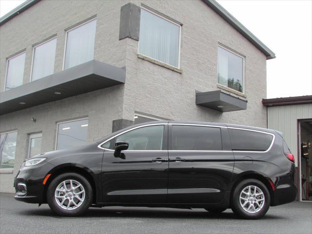 Photo of 2023 Black Chrysler Pacifica