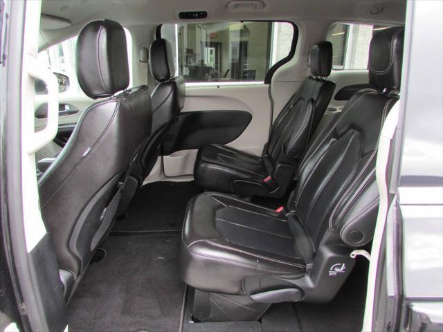 Photo of 2023 Black Chrysler Pacifica