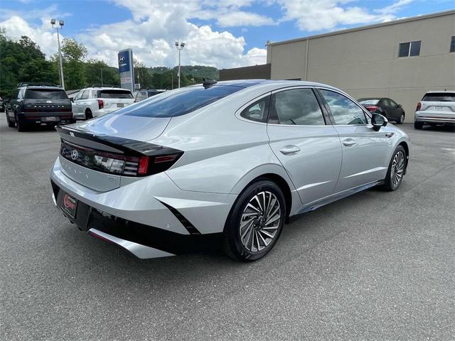 Photo of 2025 Aero Silver Hyundai SONATA Hybrid