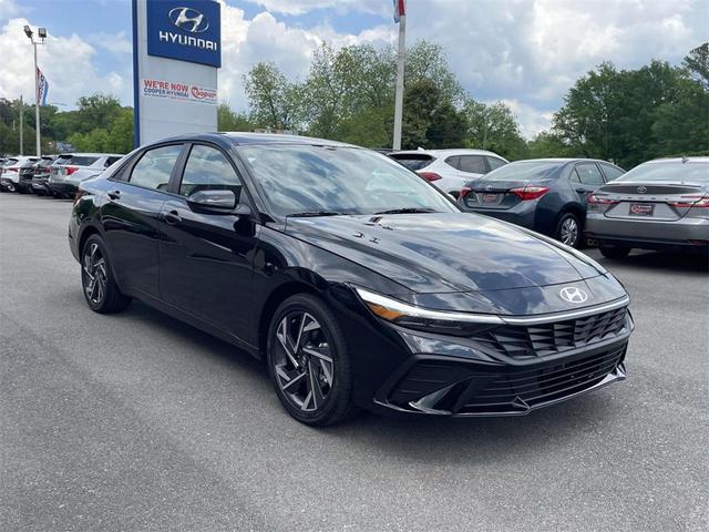 Photo of 2025 Abyss Black Hyundai ELANTRA