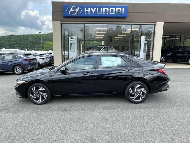 Photo of 2025 Abyss Black Hyundai ELANTRA