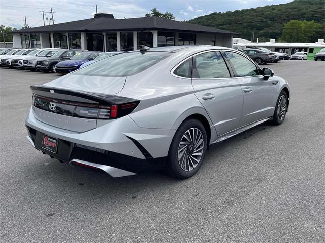 Photo of 2025 Aero Silver Hyundai SONATA Hybrid