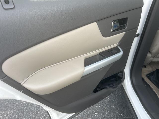 Photo of 2012 WHITE PLATINUM MET TRI-COAT Ford Edge