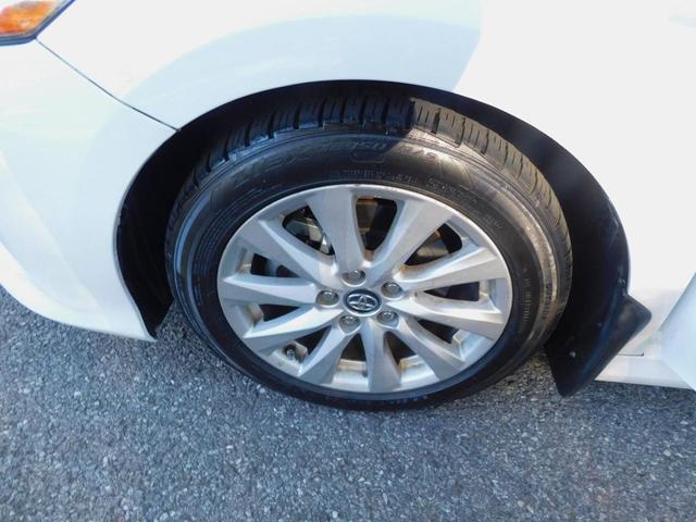 Photo of 2019 White Toyota Camry