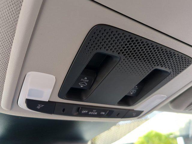 Photo of 2025 Platinum White Pearl Honda Pilot