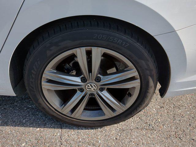 Photo of 2021 Pure White Volkswagen Jetta