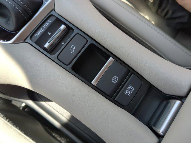 Photo of 2026 Platinum White Pearl Honda HR-V
