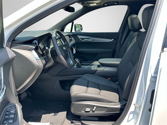 Photo of 2025 Crystal White Cadillac XT6
