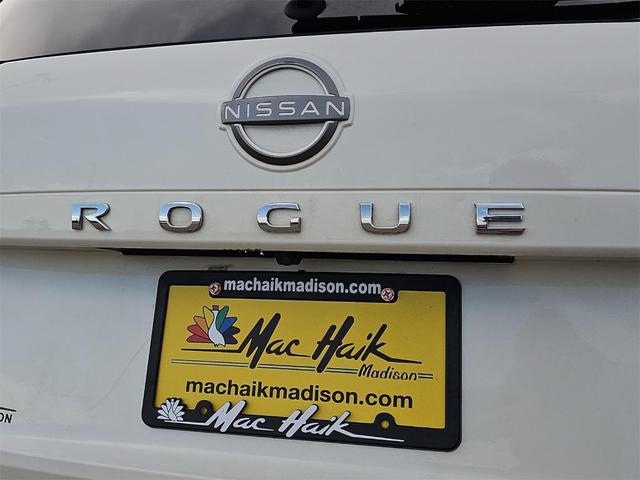 Photo of 2023 White Nissan Rogue