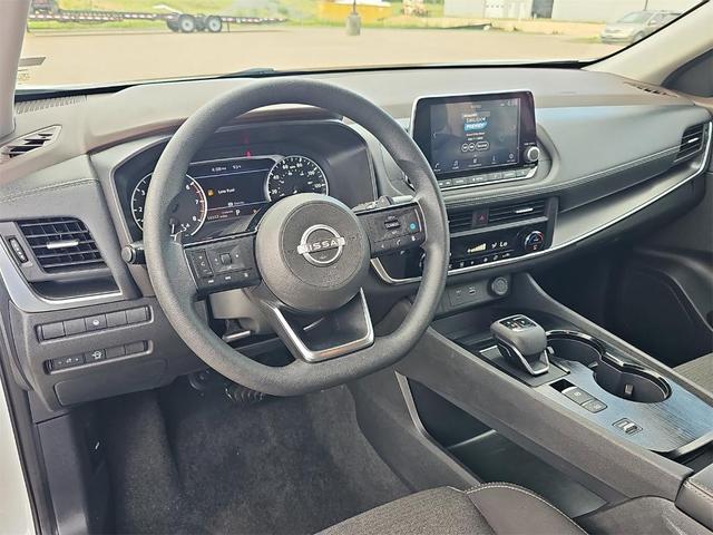 Photo of 2023 White Nissan Rogue