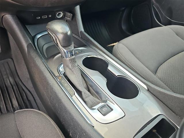 Photo of 2022 Summit White Chevrolet Malibu