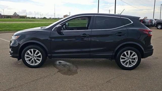 Photo of 2021 Magnetic Black Pearl Nissan Rogue Sport