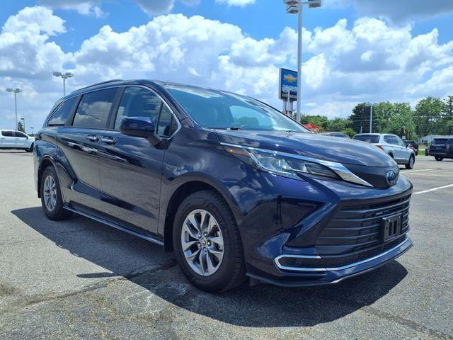 Photo of 2022 Gray Toyota Sienna