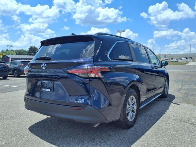 Photo of 2022 Gray Toyota Sienna