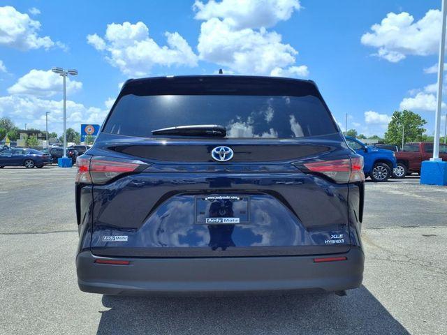 Photo of 2022 Gray Toyota Sienna