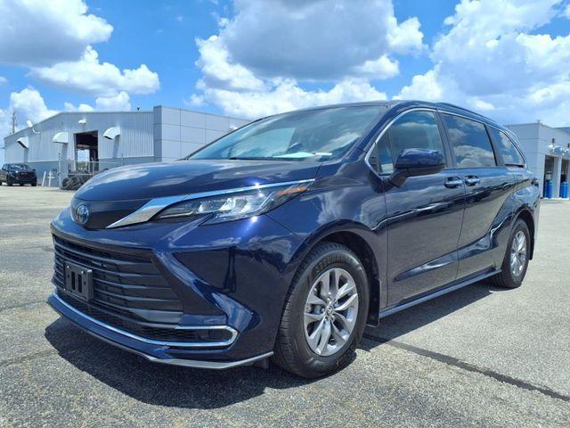 Photo of 2022 Gray Toyota Sienna