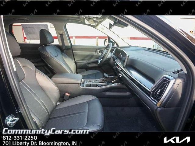 Photo of 2025 Ebony Black Kia Sorento