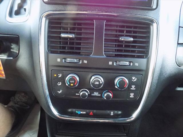 Photo of 2018 White Knuckle Clearcoat Dodge Grand Caravan