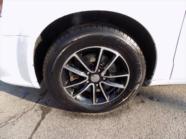 Photo of 2018 White Knuckle Clearcoat Dodge Grand Caravan