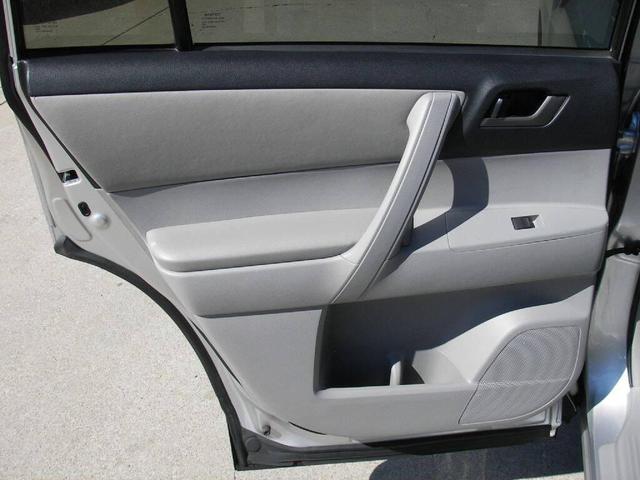 Photo of 2011 Silver Toyota Highlander
