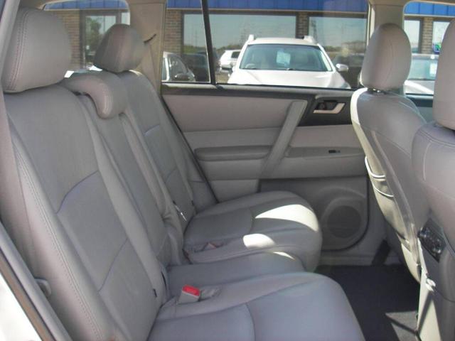 Photo of 2011 Silver Toyota Highlander