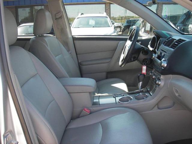 Photo of 2011 Silver Toyota Highlander