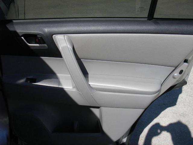 Photo of 2011 Silver Toyota Highlander