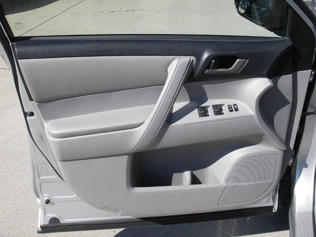 Photo of 2011 Silver Toyota Highlander