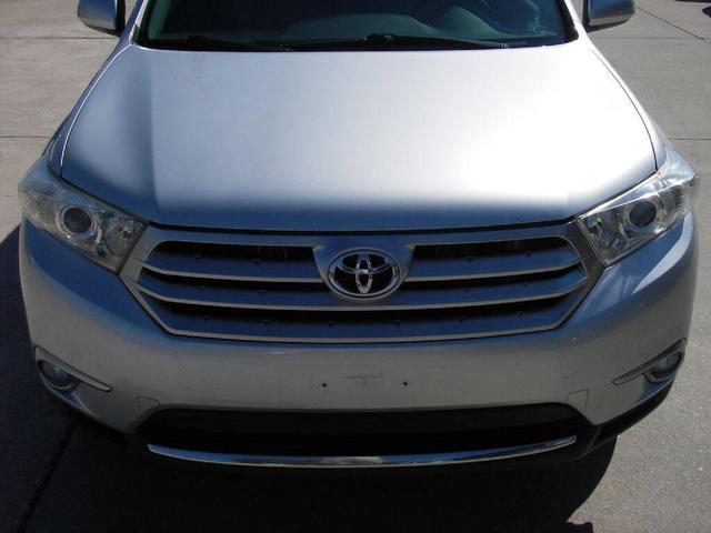 Photo of 2011 Silver Toyota Highlander