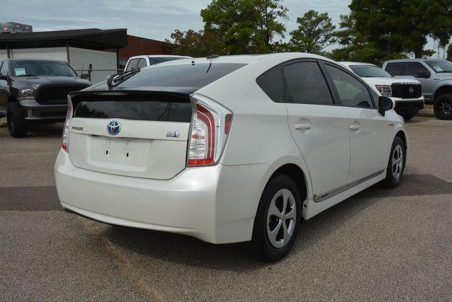 Photo of 2015 White Toyota Prius