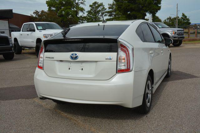 Photo of 2015 White Toyota Prius