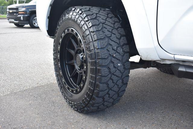 Photo of 2017 Super White Toyota Tacoma