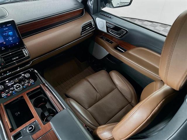 Photo of 2023 Pristine White Lincoln Navigator