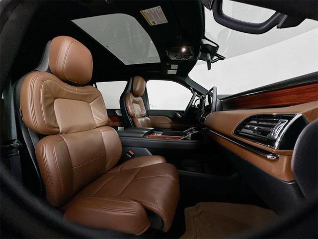 Photo of 2023 Pristine White Lincoln Navigator