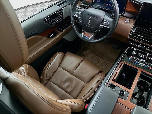 Photo of 2023 Pristine White Lincoln Navigator