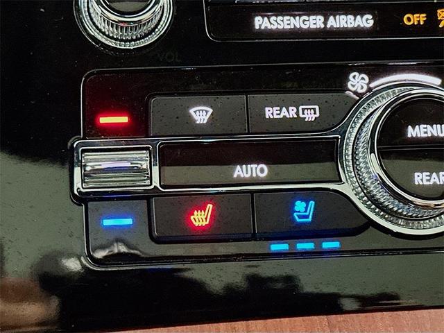 Photo of 2023 Pristine White Lincoln Navigator